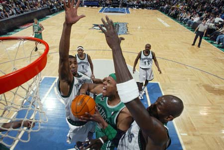 自意甲首秀以来代表同一球队参与超过100球，莱奥是同期第4人（莱奥自意甲首秀至今为同队参与破百球，位列同期第4）