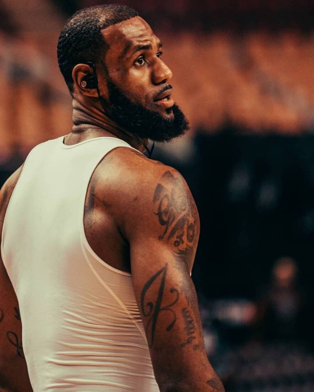 意甲风云再起！国际米兰4-0横扫科莫，齐沃战术大胜法布雷加斯夺榜首（意甲再燃战火：国米4-0痛击科莫，齐沃妙策击败法布雷加斯登顶榜首）