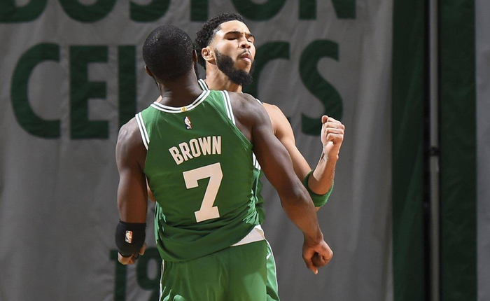 全家福宣，U16国少小将万项加盟塞尔超贝尔格莱德红星俱乐部（塞尔超贝尔格莱德红星官宣签下U16国少万项，全家福合影亮相）