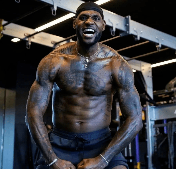 快船新星崭露锋芒 替补砍17分大胜老鹰终结五连败（替补新星轰17分助快船大胜老鹰 终结五连败）